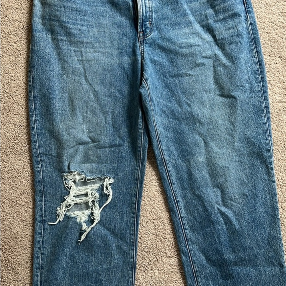 NWT - Madewell women’s Blue Relaxed Jeans with Distressed Design